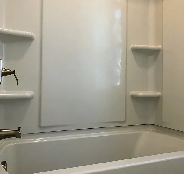 Full ensuite bathroom (main bedroom)
