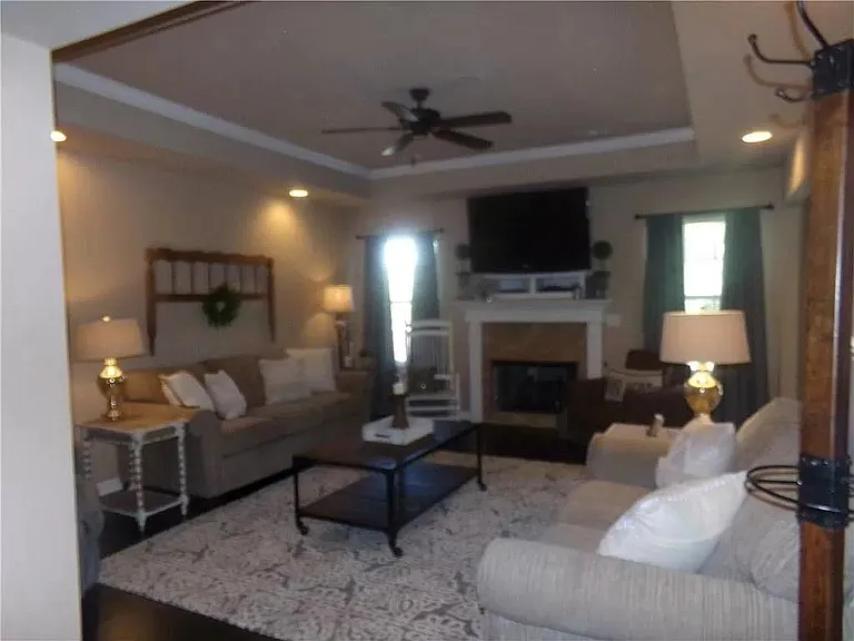 811 E Asher Dr — Photo 3
