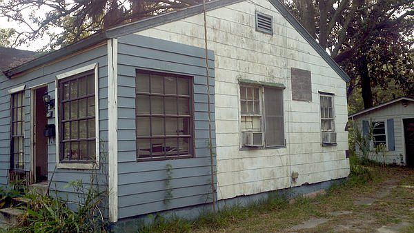 2nd image of 2130 Louise St