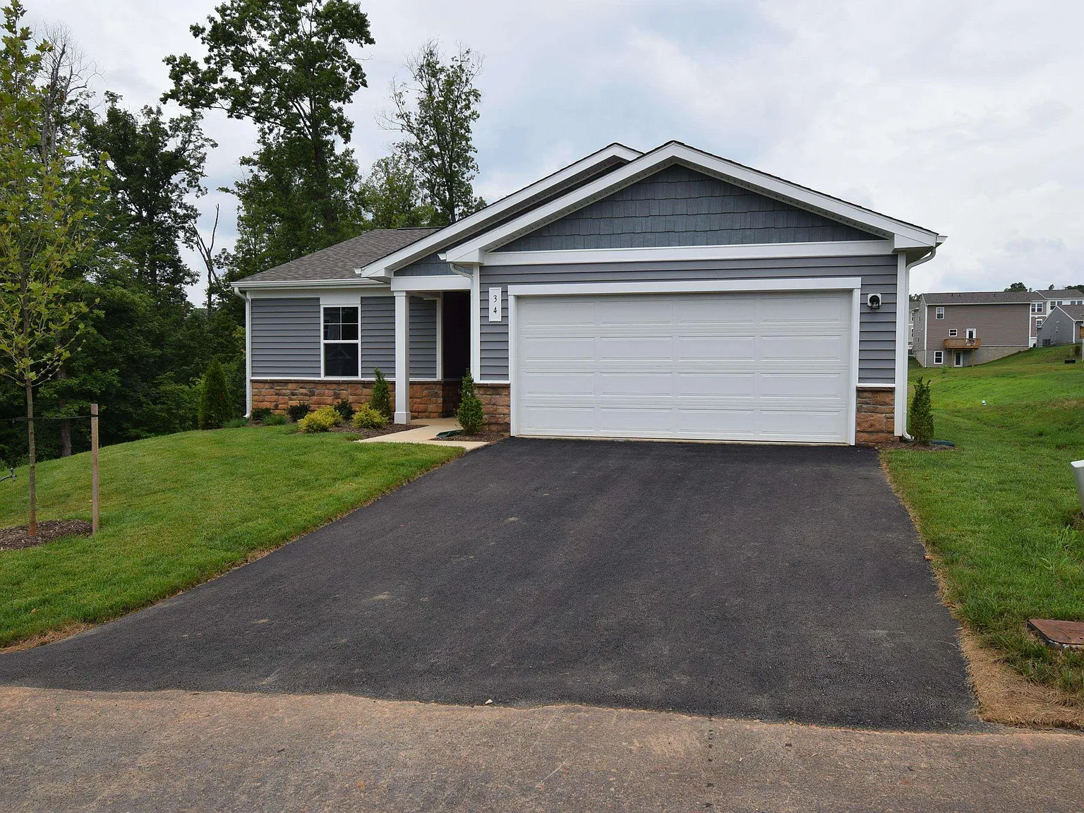 3 bed, 2.0 bath, 1347 sqft, $2,400 — Photo 2