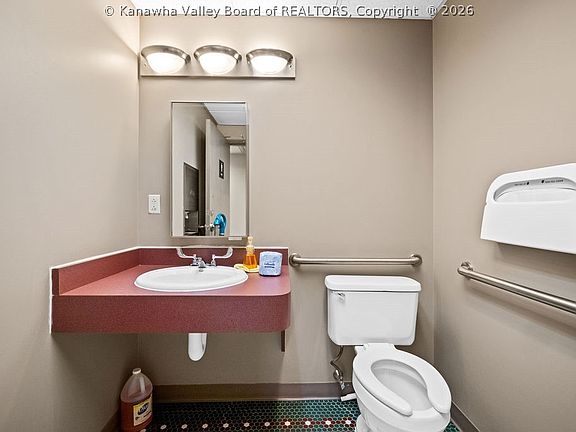4th image of 109 Capitol St Suite 1000