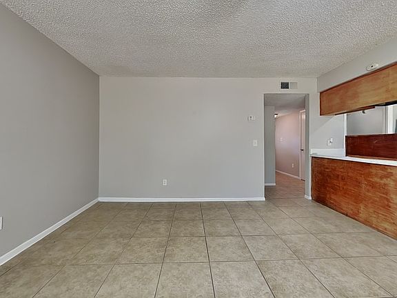 5th image of 610 Charter Ct