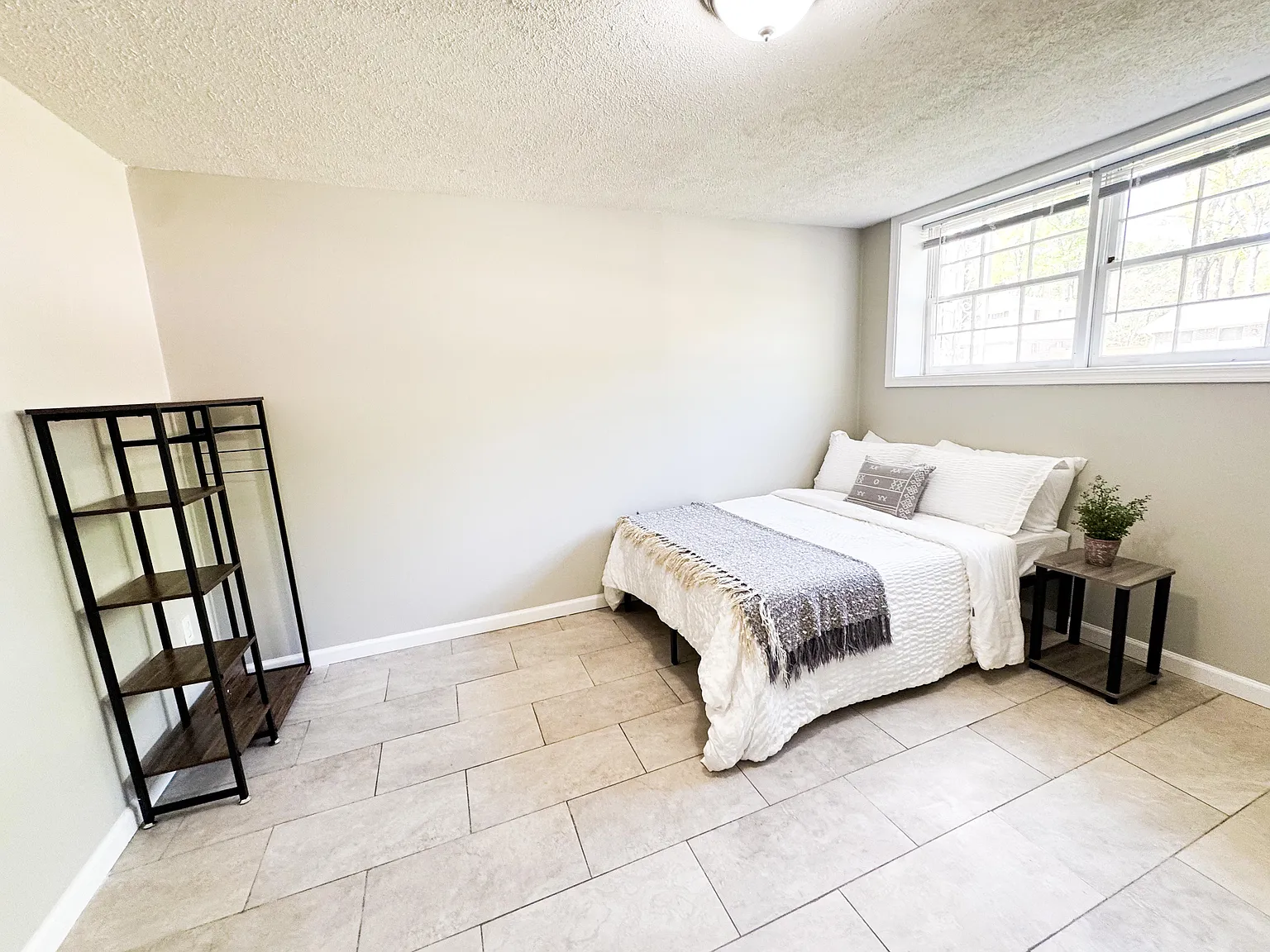 4 bed, 3.0 bath, 2400 sqft, $676 — Photo 2