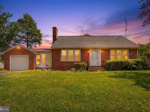30 Hanover St, Spring Grove, PA 17362