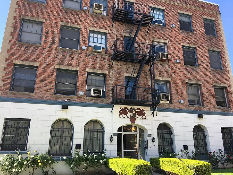 365 S Cloverdale Ave #28-101