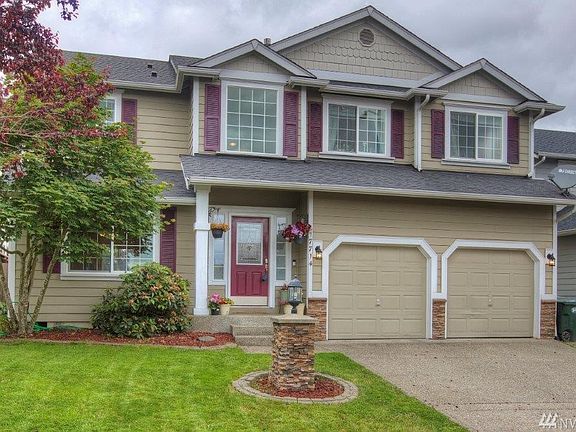 Beautiful home in the gated community of Rainier View Court