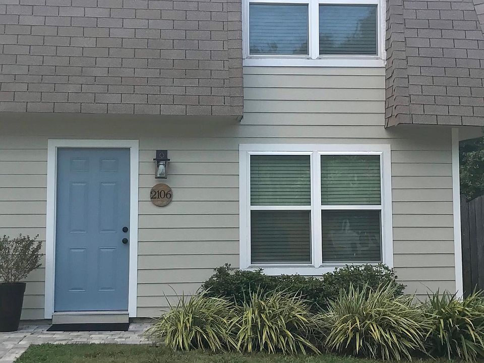 Curbside view of property