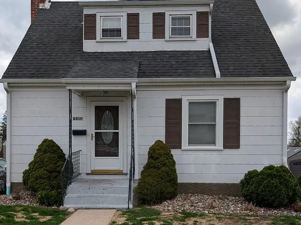 2210 W 3rd St, Dubuque, IA 52001