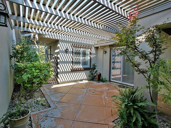 3rd image of 630 S Tradition St