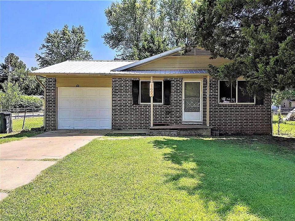 1st image of 1402 W Margaret Pl