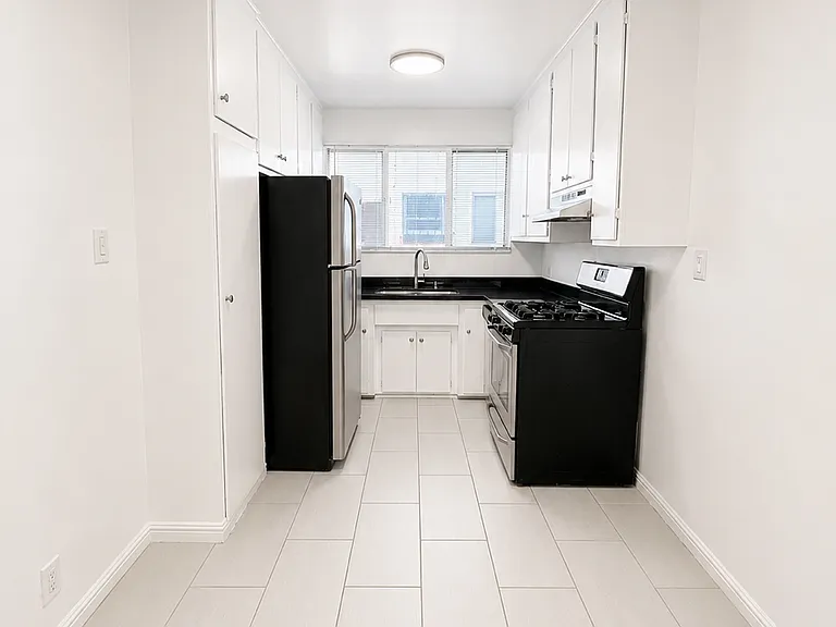 1400 N Gardner St #13 — Photo 4