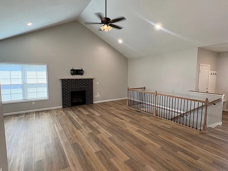 701 Stephanie Ct — Photo 4