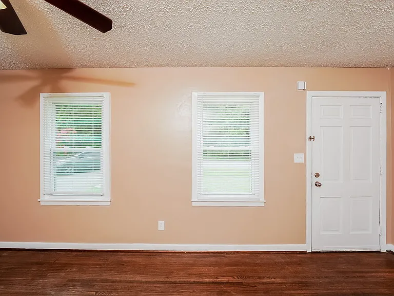 1011 Menlo Ln — Photo 5