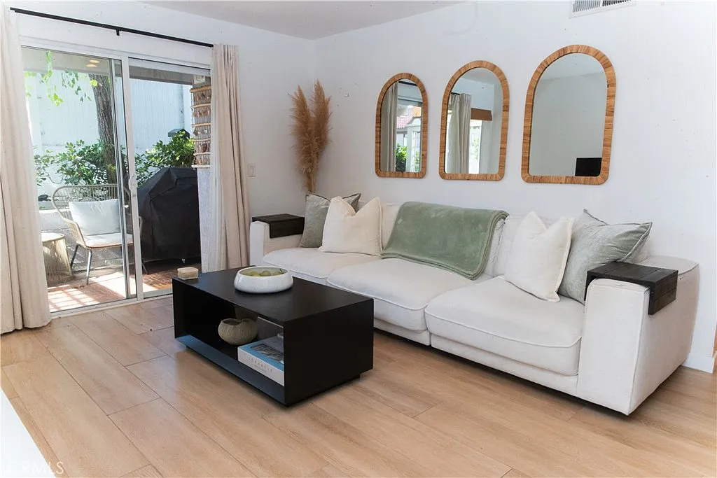 2 bed, 845 sqft, $3,300 — Photo 3