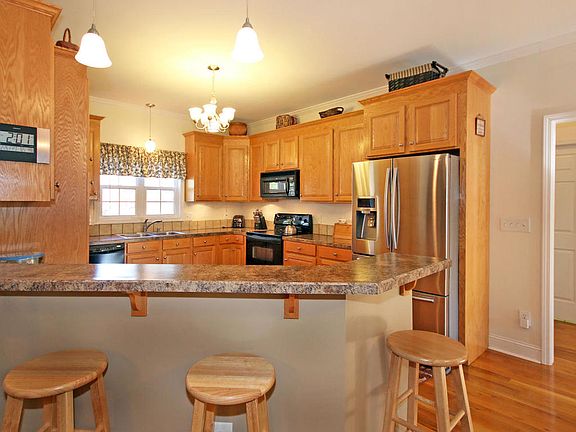 5th image of 122 Donsdale Dr
