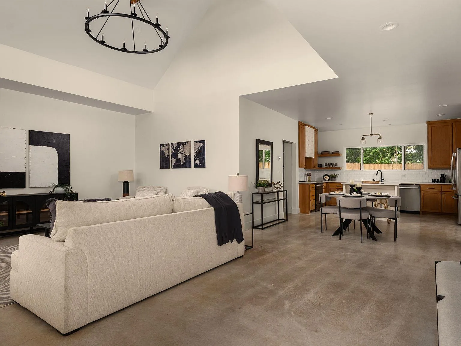 3 bed, 2.0 bath, 1600 sqft, $2,850 — Photo 2