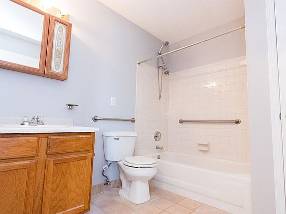 5th image of 3057 O Bryon St APT 2