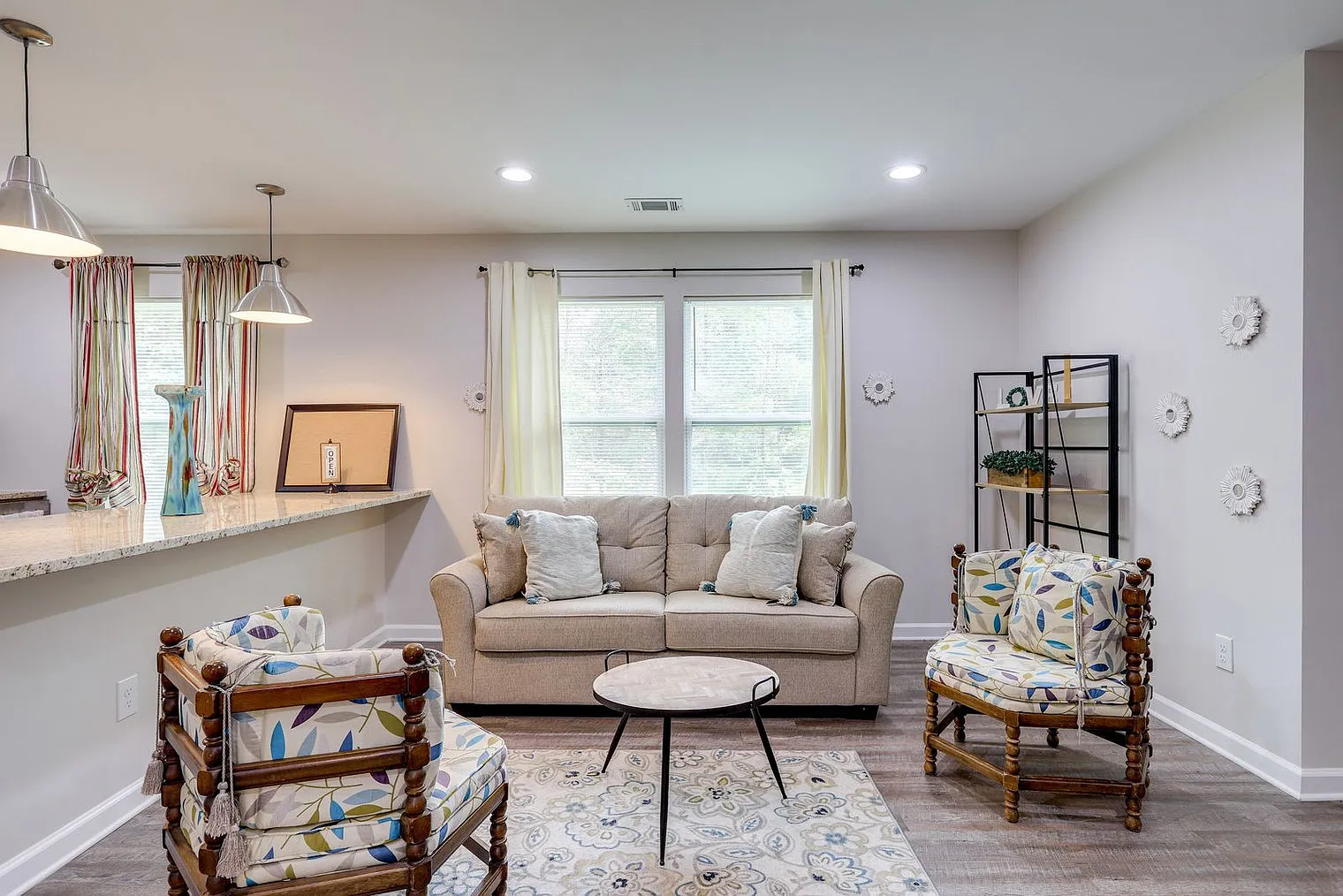 2 bed, 1.0 bath, 861 sqft, $2,715 — Photo 2