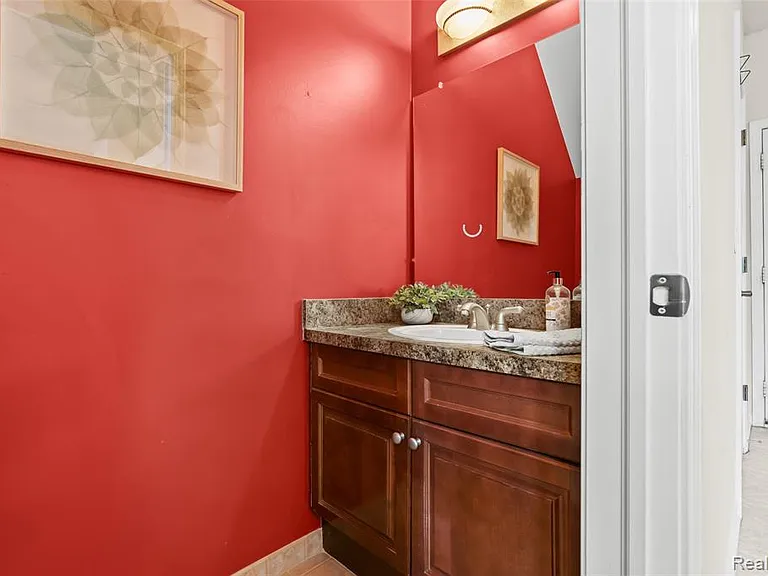 17 N Squirrel Rd — Photo 23