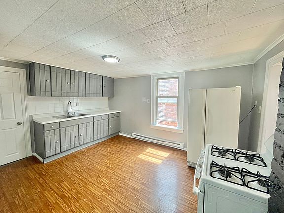 3rd image of 142 Paine St APT 2