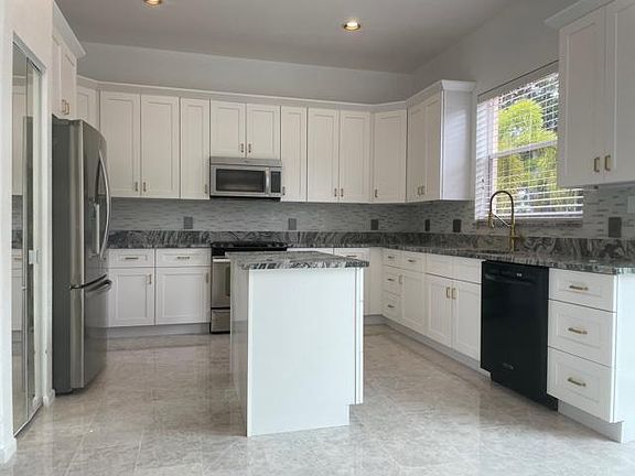2nd image of 4912 Victoria Cir