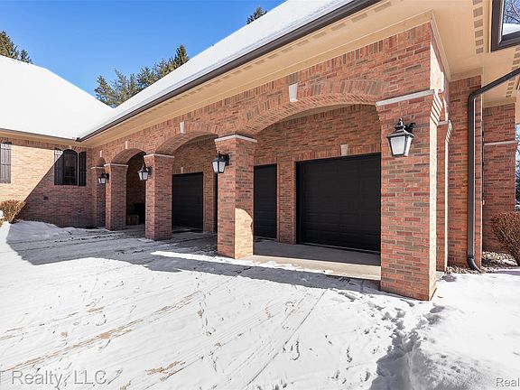 3rd image of 4525 Mapleton Dr