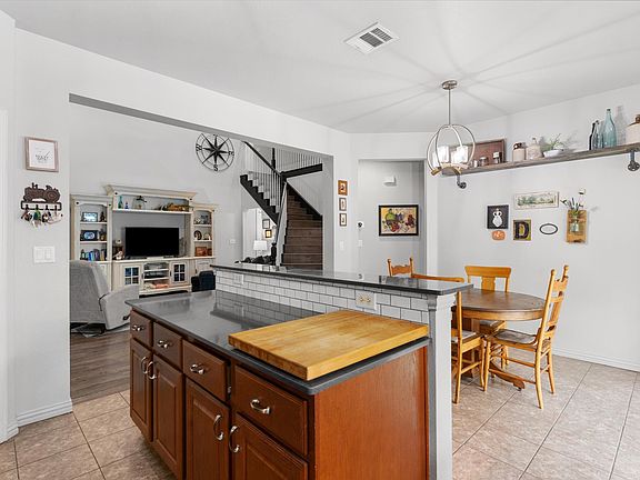 4th image of 170 Greathouse Vlg