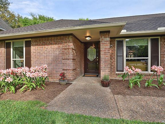 Ranch style one story built in 1987 has a great floor plan with 4 bedrooms, 3 full baths, formal living and dining.