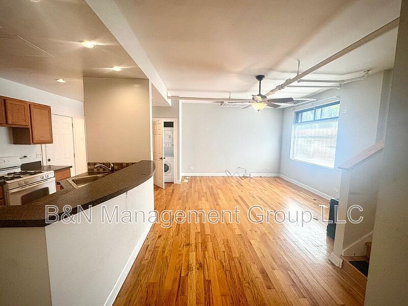 1st image of 910 W Oakdale Ave #Gf