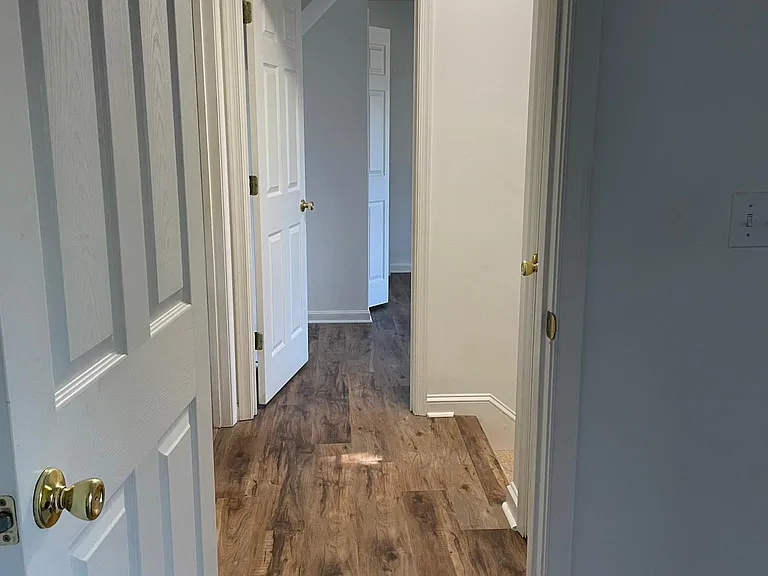 406 Lindenhurst Ct — Photo 20