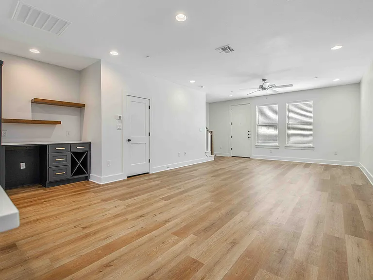 200 Live Oak St E — Photo 4