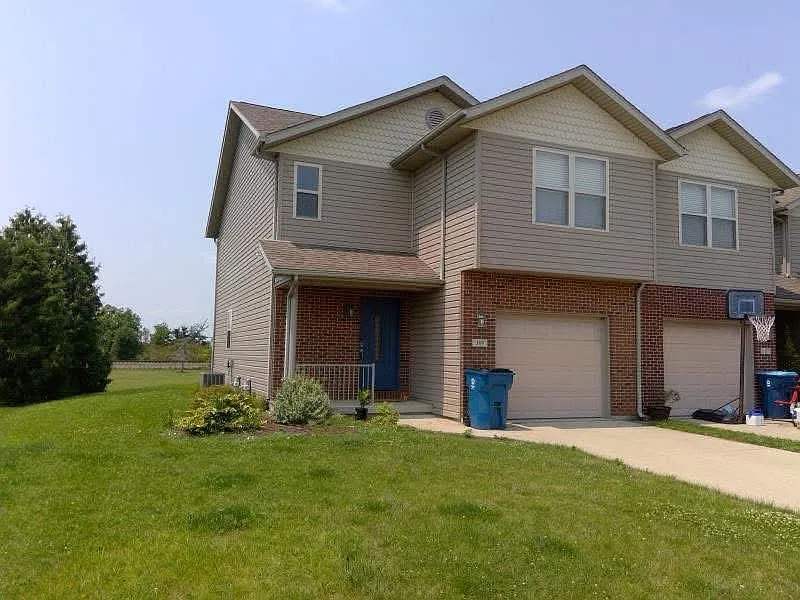 3 bed, 2.5 bath, 1728 sqft, $1,400 — Photo 1