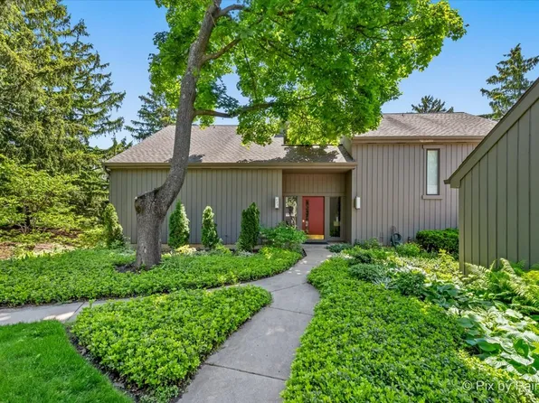 523 Woodview Rd APT C, Lake Barrington, IL 60010