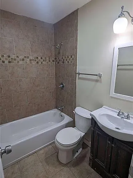 109 Quincy Ave — Photo 10