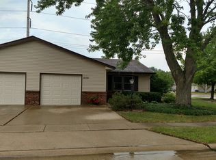 2132 Ivy Ct, Champaign, IL 61821