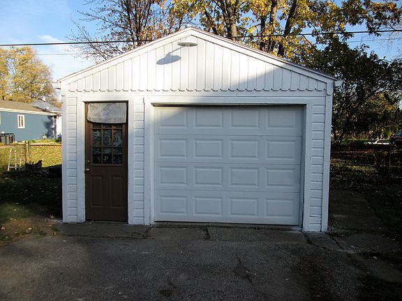 1.5 car garage w/ opener