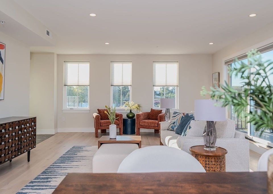 1st image of 488 Quincy Ave #11