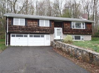 26 Walnut Tree Hill Rd, Shelton, CT 06484