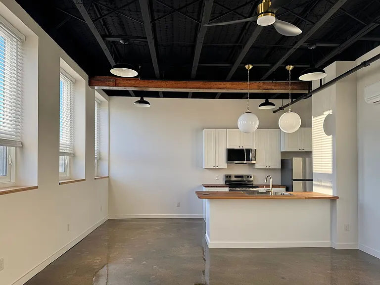 510 S College St — Photo 2