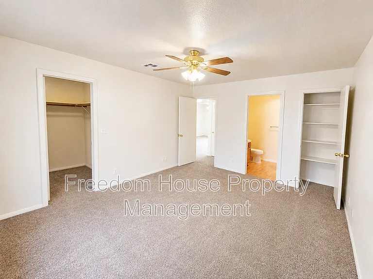 561 Bourbon St #B — Photo 10