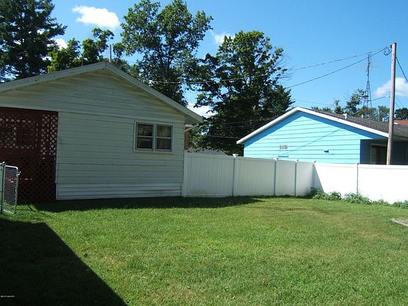 5th image of 425 Oak St