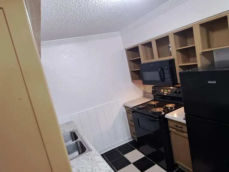 West Towne Apartments — Photo 9