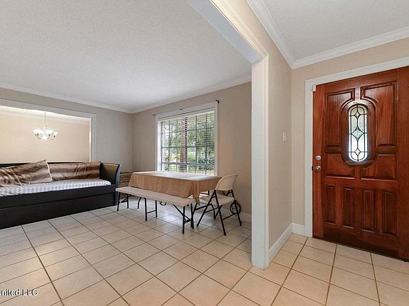 3rd image of 2201 Sandalwood Dr