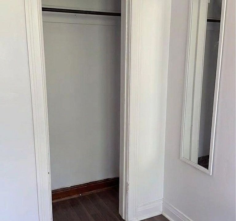 2nd image of 3287 Lake Shore Blvd W Room 1