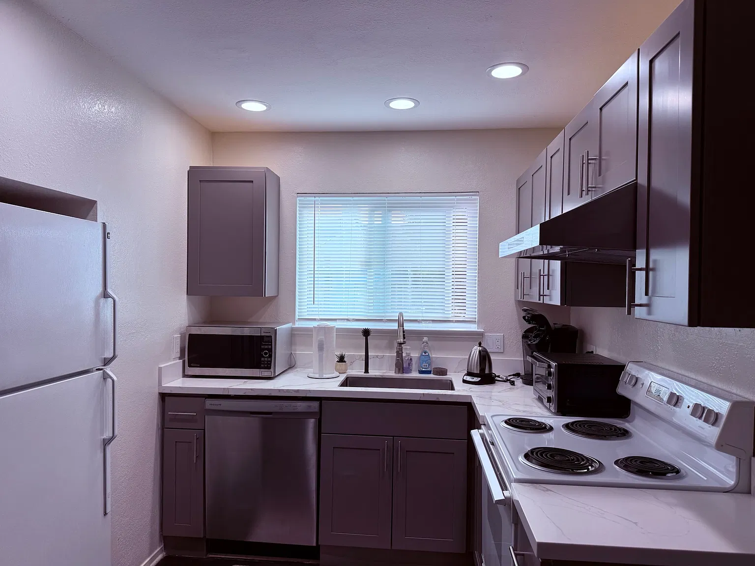 2 bed, 845 sqft, $4,300 — Photo 2