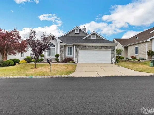 4 London Dr, Monroe Township, NJ 08831