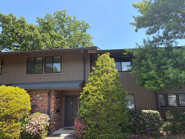 102 Oak Tree Dr, Chapel Hill, NC 27517