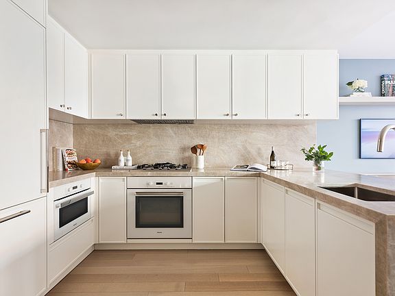 3rd image of 212 W 72nd St #89N0GA