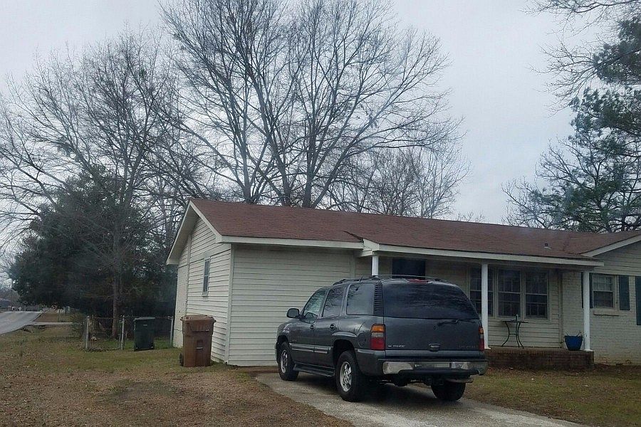 2nd image of 801 Elizabeth Pl SW