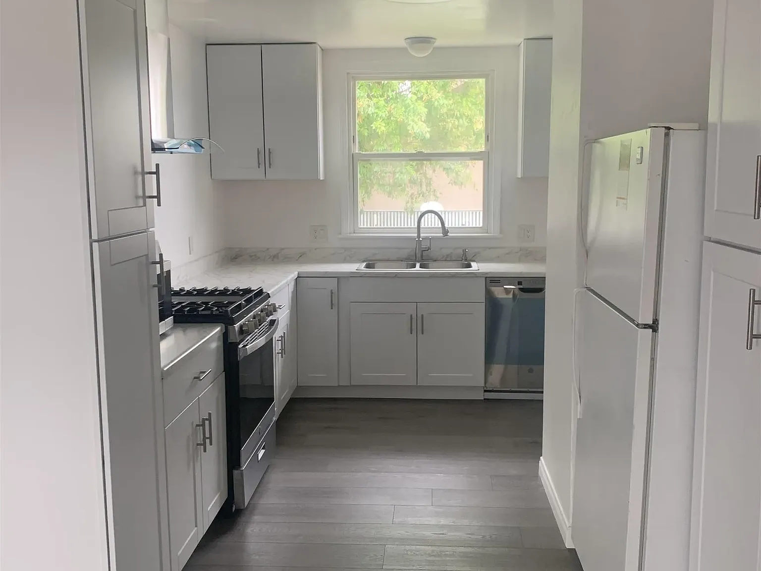 3 bed, 2.0 bath, 1008 sqft, $3,500 — Photo 3